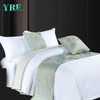Hotelový dvoulůžkový pokoj s manželskou postelí Jednoduché, vysoce přesné, pruhované zelené dekorace na postelích